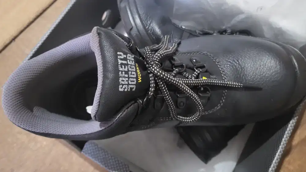 Sepatu Safety Jogger