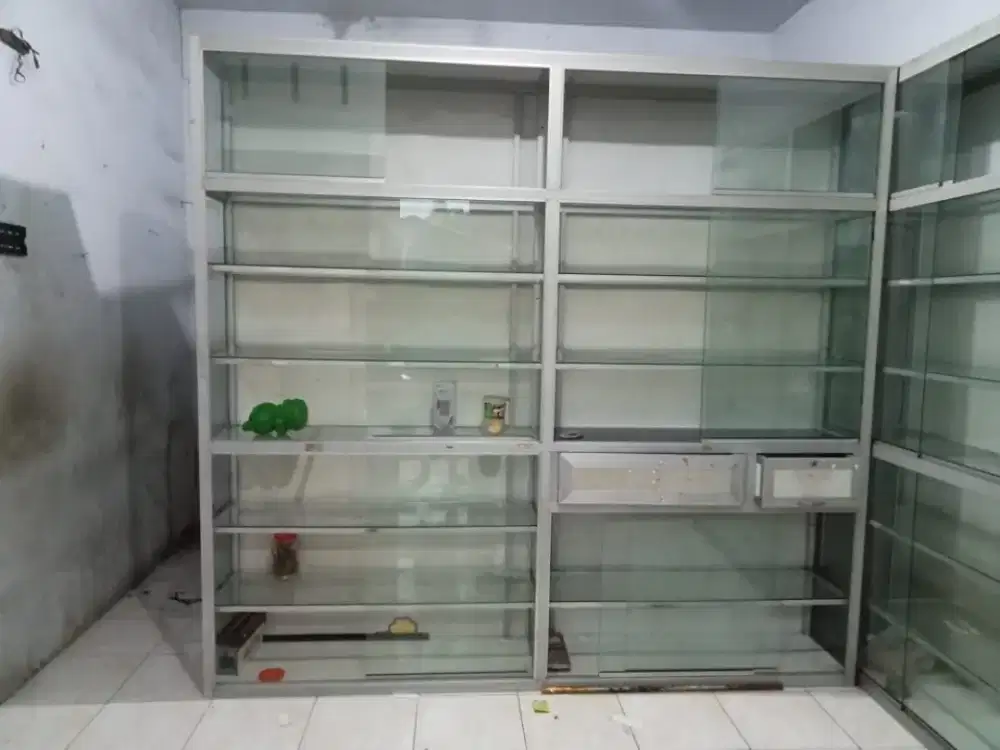 Stelling Kaca Besar ( bekas usaha apotik)