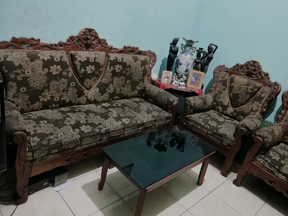 Kursi ruang tamu