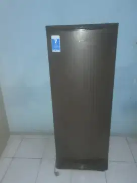 Dijual kulkas merk aqua