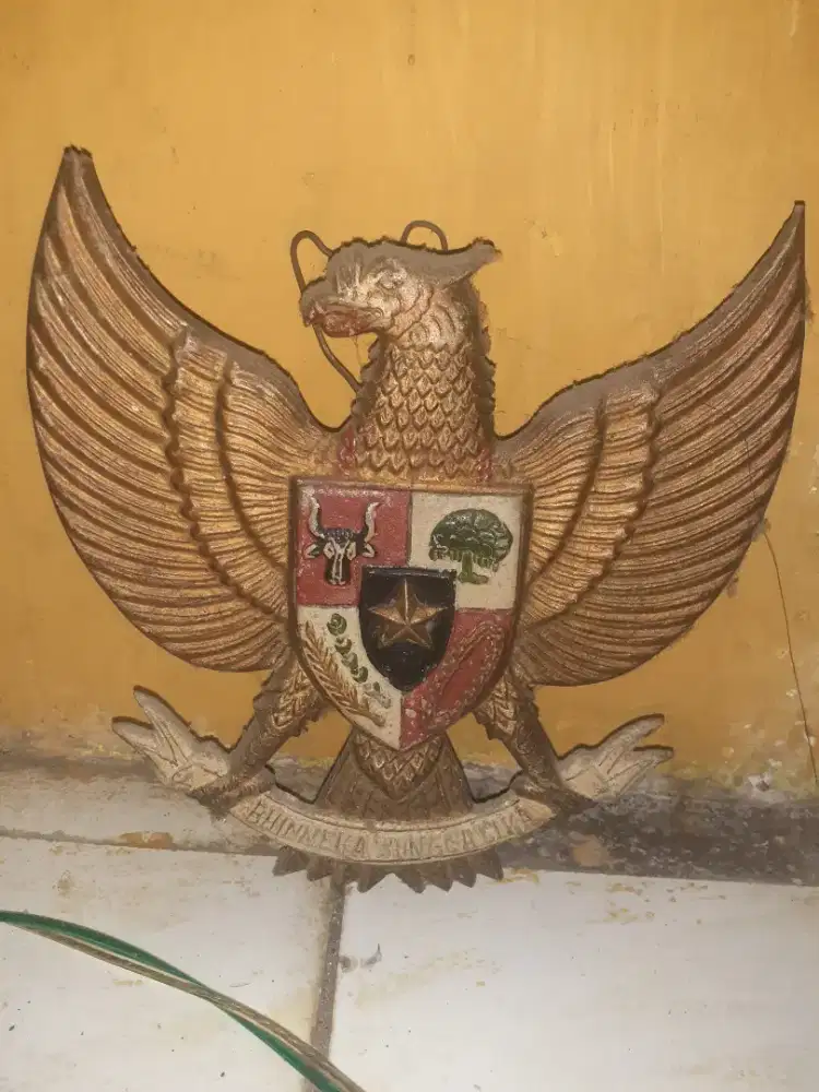 Pajangan garuda dinding
