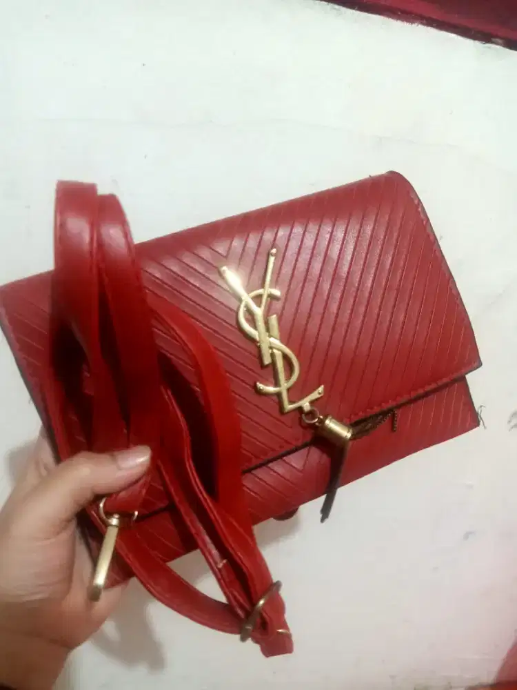 Clutch warna merah ada tali pendek dan panjang