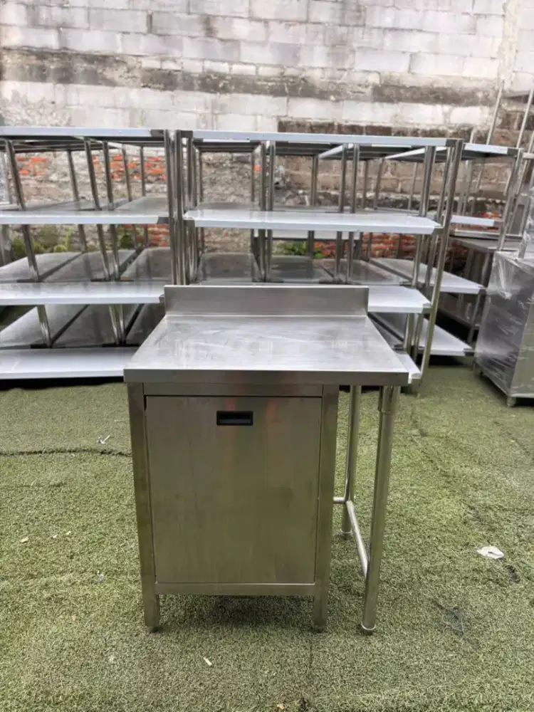 Meja prepare 
Bawahnya ada tempeh sampah/ loading barang