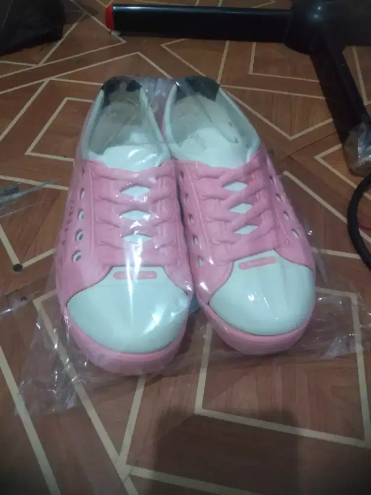 Sepatu wanita merk golfer, no 37