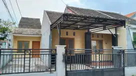 Di kontrakkan rumah pojok luas siap huni lokasi strategis
