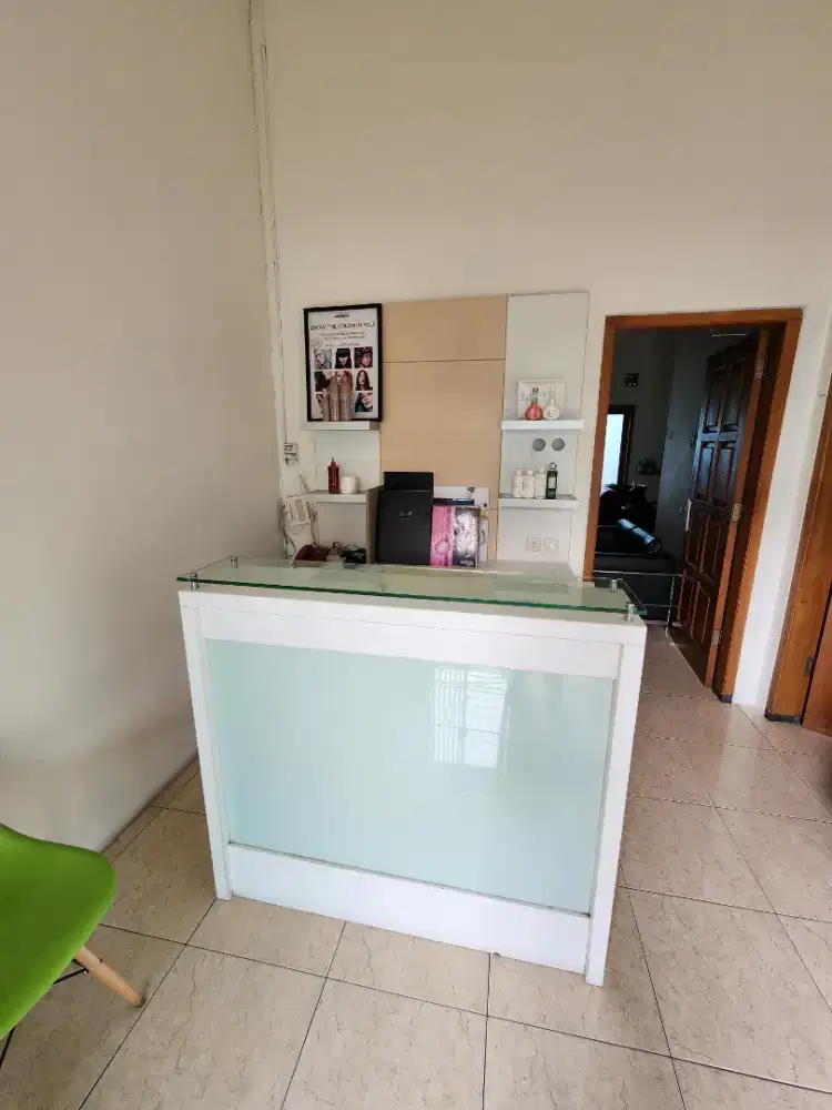 Meja kasir & lemari display