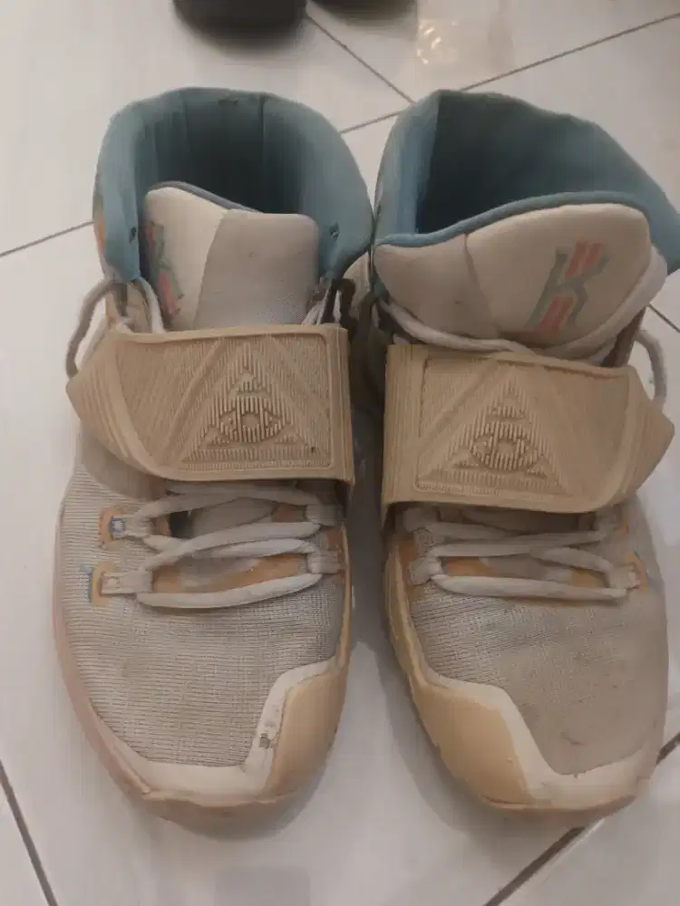 Sepatu basket NIKE ukuran 43