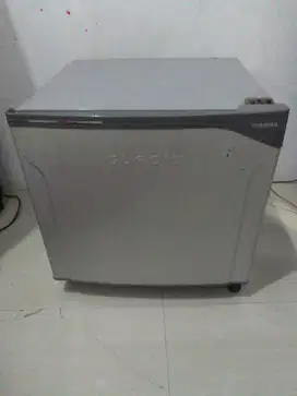 Kulkas mini portable Toshiba normal dingin Joss