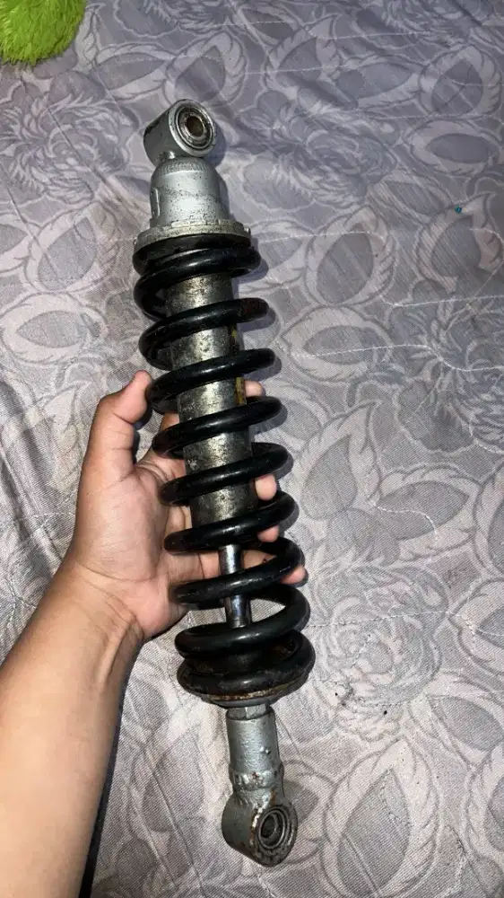 DIJUAL CEPAT shockbreaker monoshock suzuki ts 125 merk  showa ori.