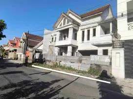 Hot list rumah mewah proses finishing tepi jalan utama solo