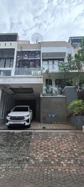 Disewakan Rumah The Bukit di Ancol Siap Huni Uku 9x18 lokasi Eksklusif 3 Lantai Kosongan Rapi Siap Huni