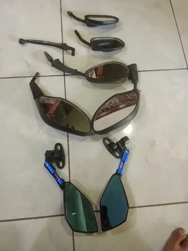 Spion motor kiri FU, spion unive