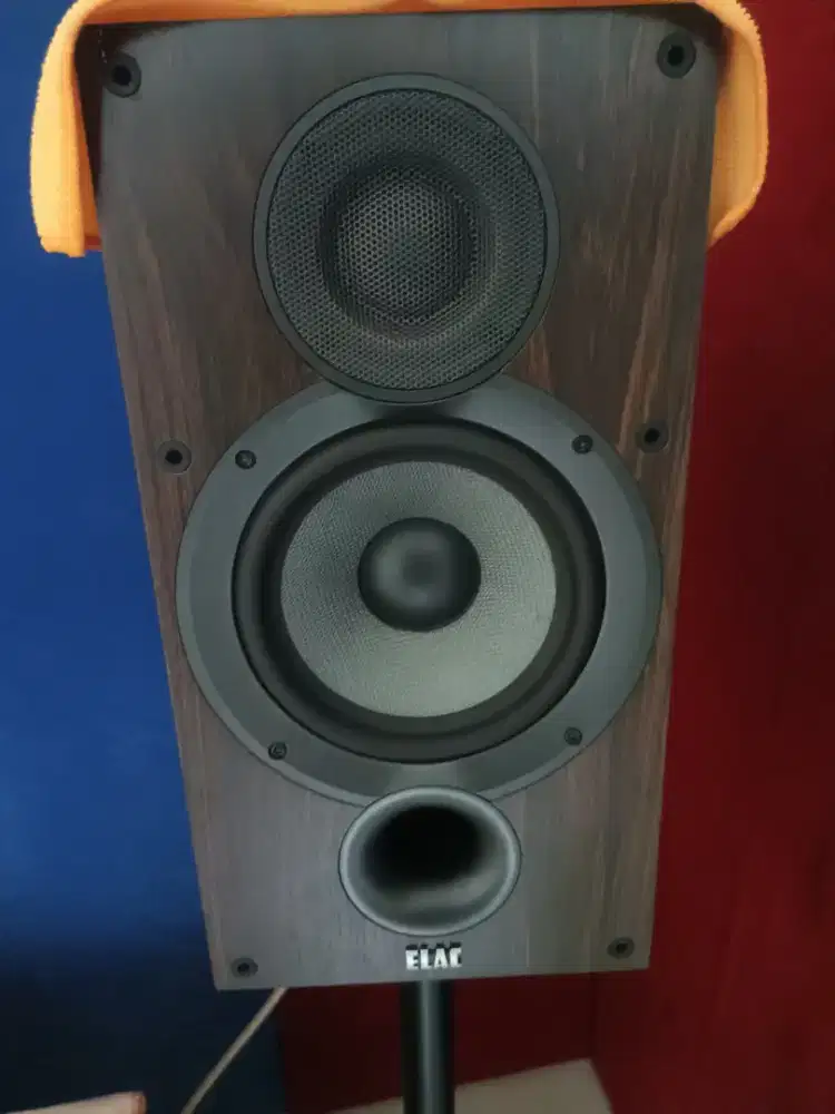 Elac debut 6.2 WN bookshelf speaker