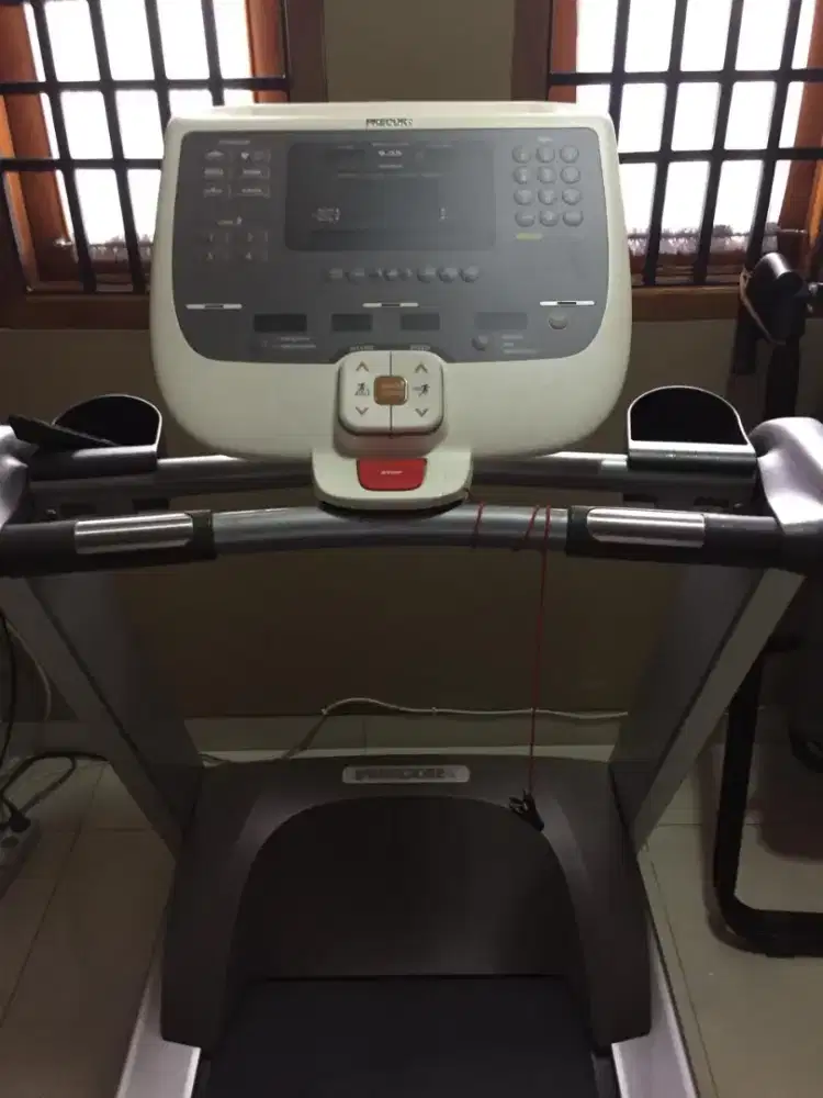 Dijual treadmill Precor second kondisi normal berfungsi jarang dipakai