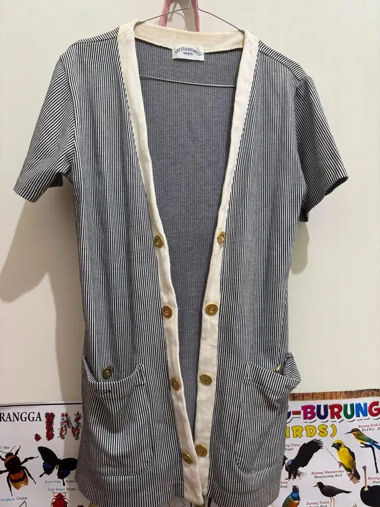 Baju luaran seperti jaket lengan pendek