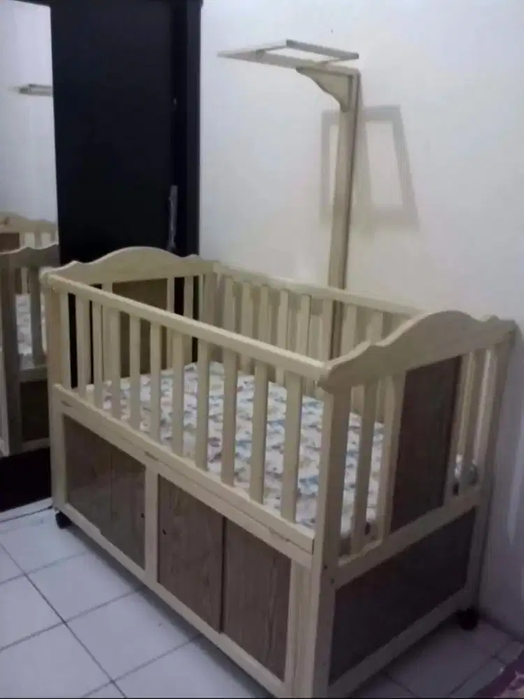 Tempat tidur bayi