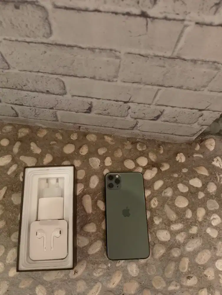 Iphone 11 pro max 256gb bebas riset masih baru