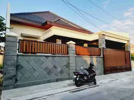 Rumah Mewah 280m² Gress Garasi 4 Mobil Solo Kota