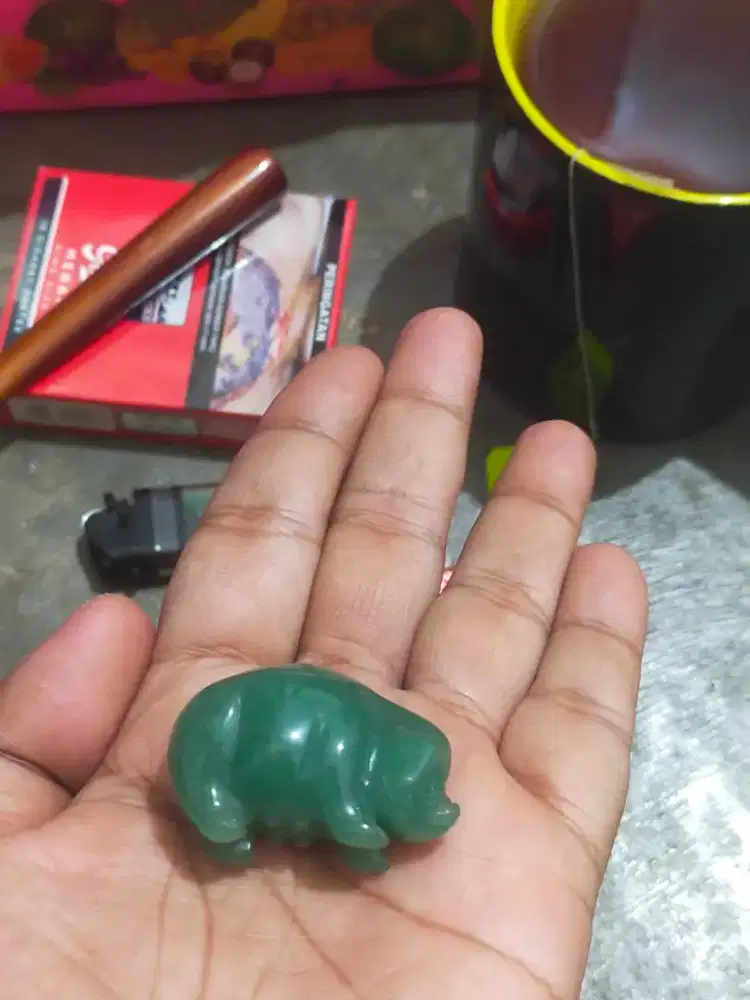 Batu giok bentuk babi