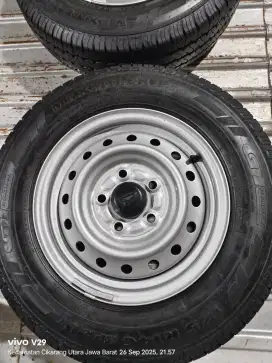 Jual satu set 4 buah velg & ban grand max kondisi bekas seperti baru