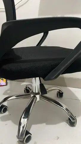 Kursi kantor dengan roda. bisa berputar dan naik turun