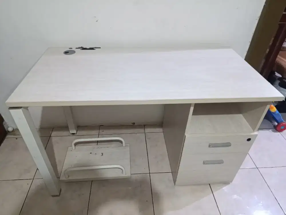 Meja kantor dari plat dan besi