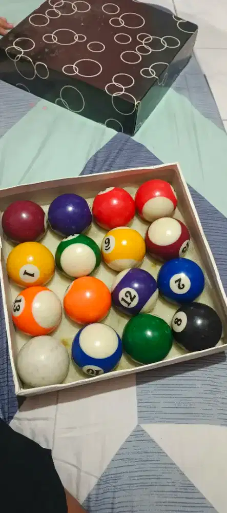 bola Billiard dan bola putih