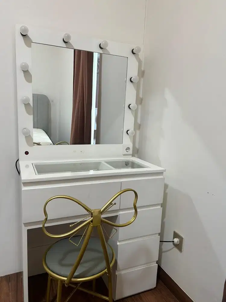 MEJA RIAS + LAMPU + KURSI