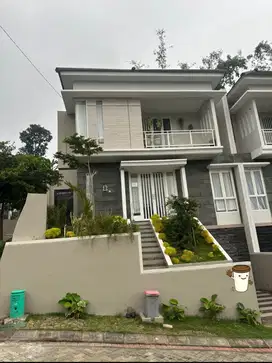 DIJUAL SEGERA Villa Mewah Kolam Renang PLUS Perabot Lux dekat UIN 3 Malang