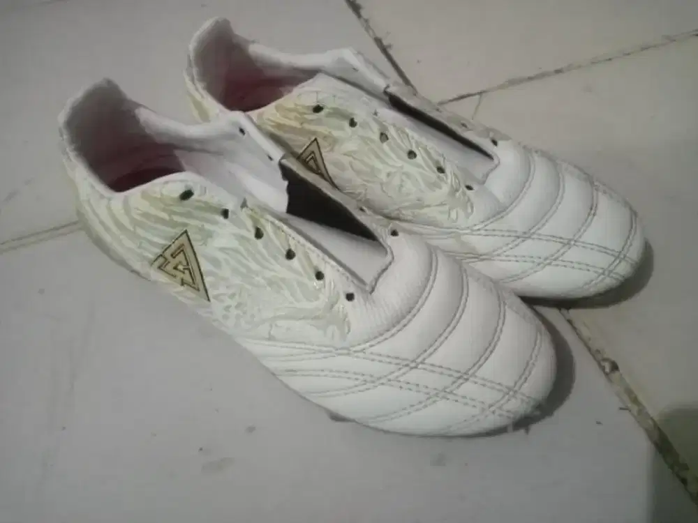 Sepatu bola ukuran anak