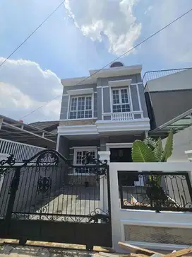 Rumah Baru ! 2,5 Lantai Bergaya Classic Modern Di Tengah Kota Bandung