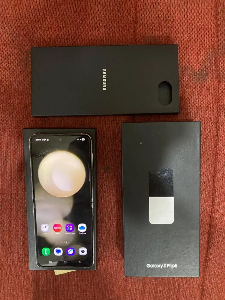 samsung flip 5 8/512 cream second like  new