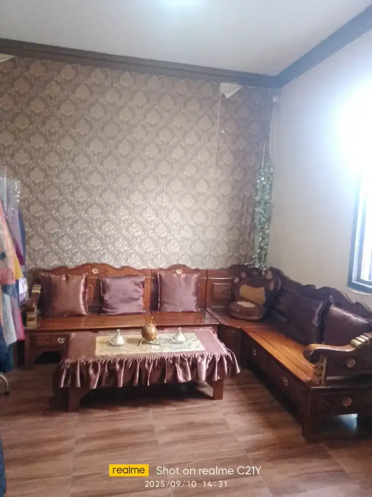 Di jual cepat kursi kayu satu set dgn bantal 5