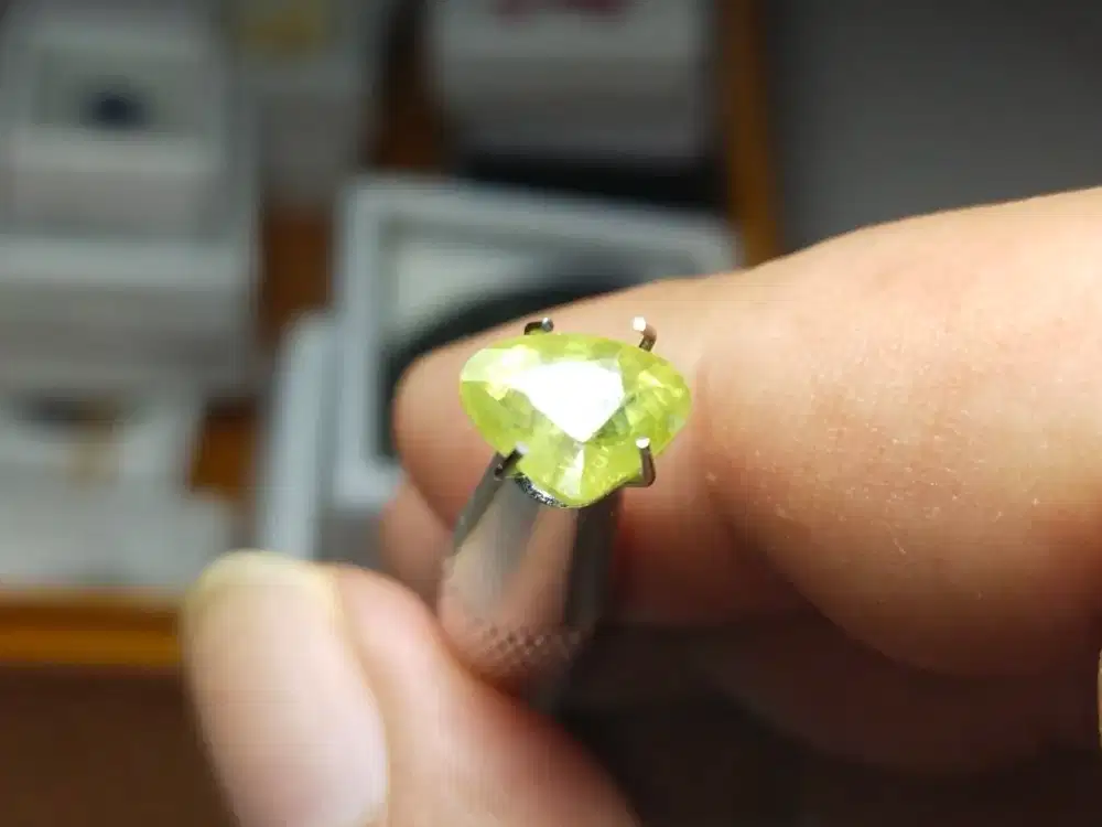 Natural Peridot 2.45 Ct Mewah