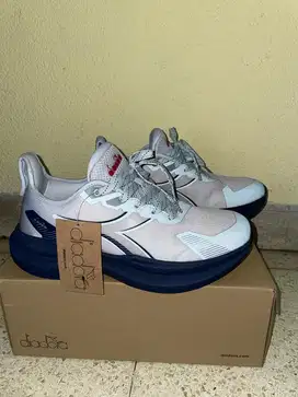 Dijual sepatu runing diadora baru