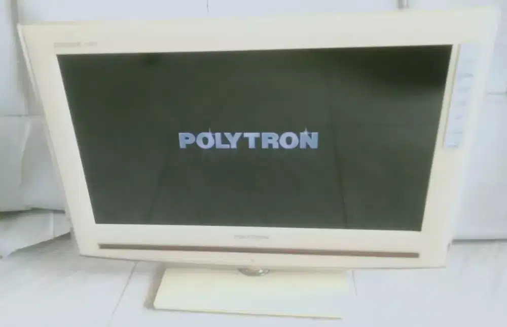 Led polytron 24 inci Analog  kondisi mulus & normal.lengkap STB
