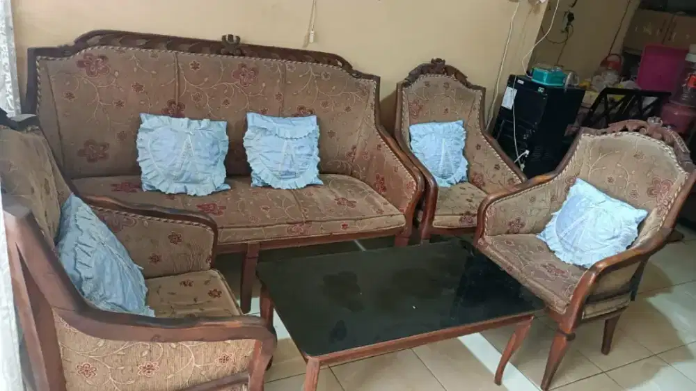 1 set kursi tamu