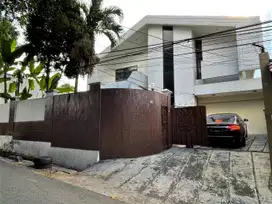 Rumah Besar 2 Lantai Lokasi Bagus Dekat Menara Tendean