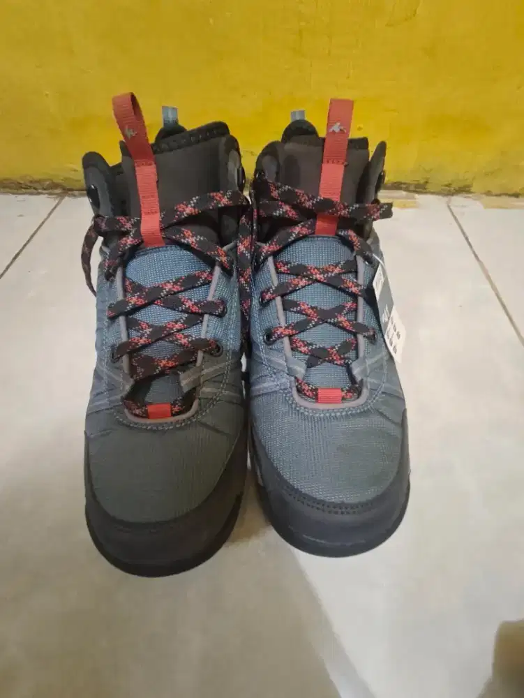 Sepatu gunung merk Quechua