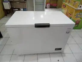 Dijual Freezer Hitachi kapasitas besar 310 L mulus bagus