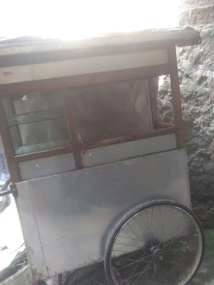 Saya punya roda bakso .komplit .kecuali gas .