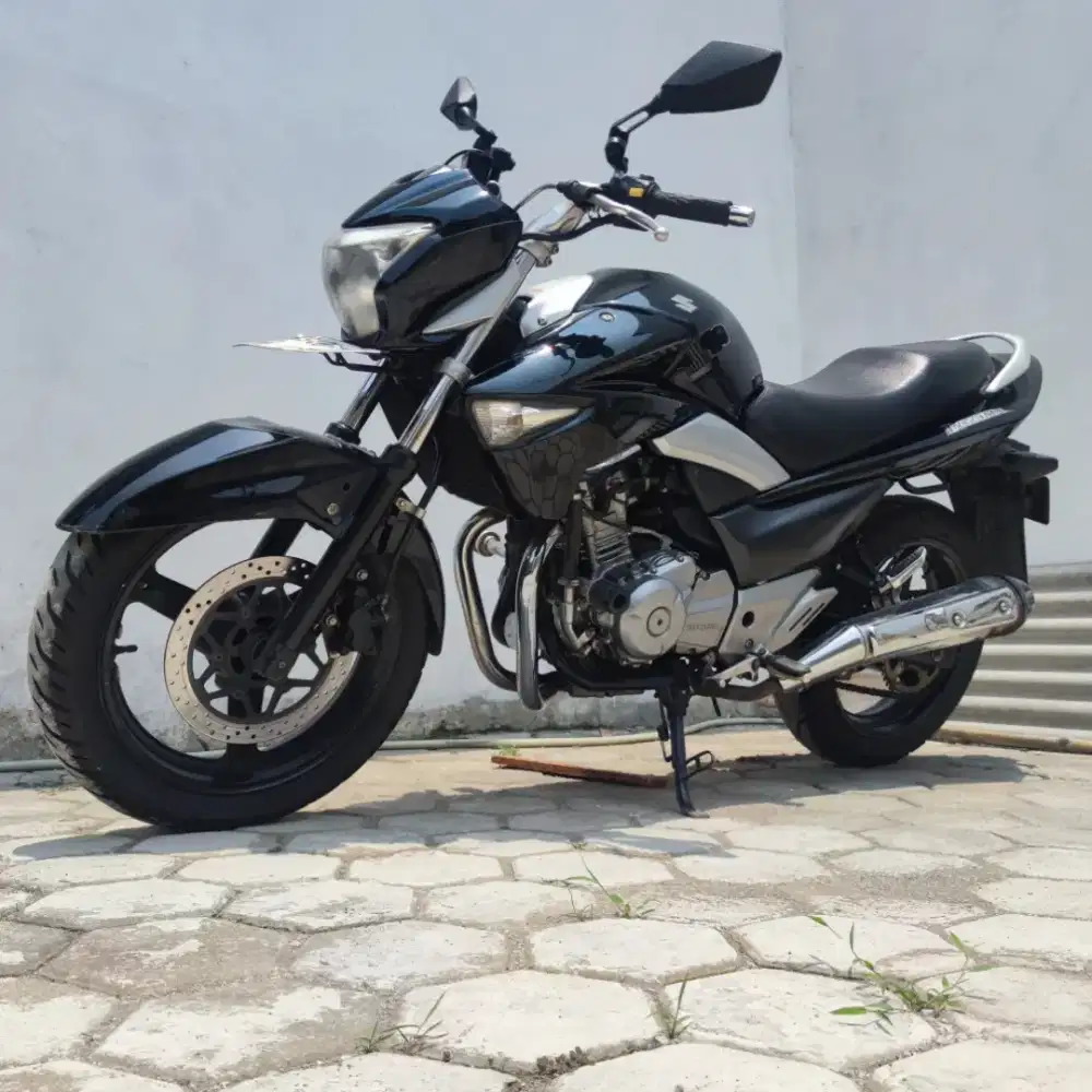Moge Suzuki Inazuma 250 cc 2012 hitam
