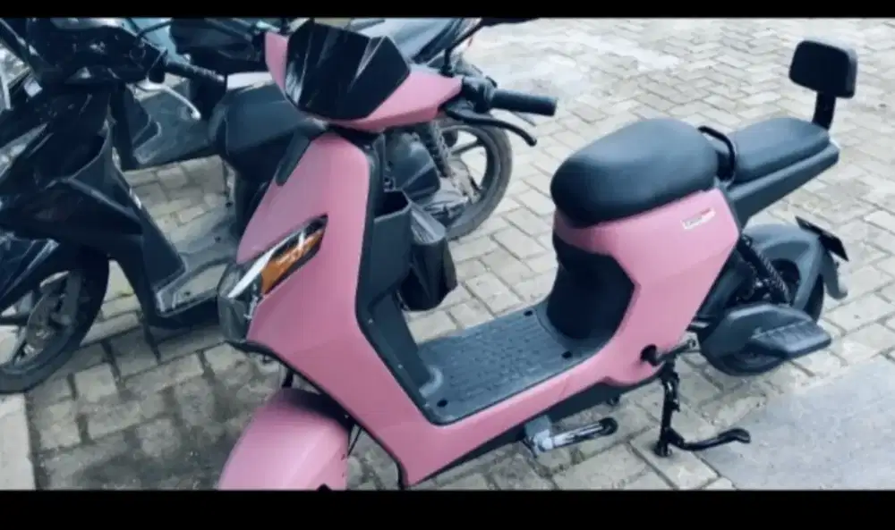 Jual aja sepeda listrik baru 2 bulan pemakaian.. lokasi cipondoh...