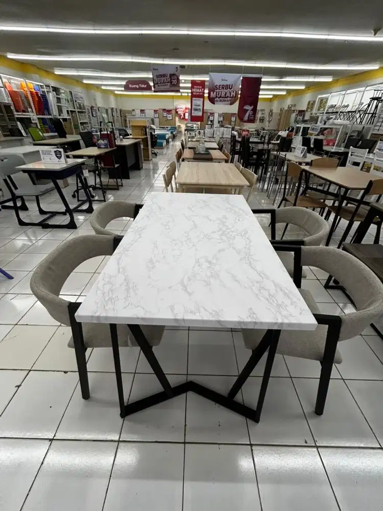 Meja makan selma/informa
