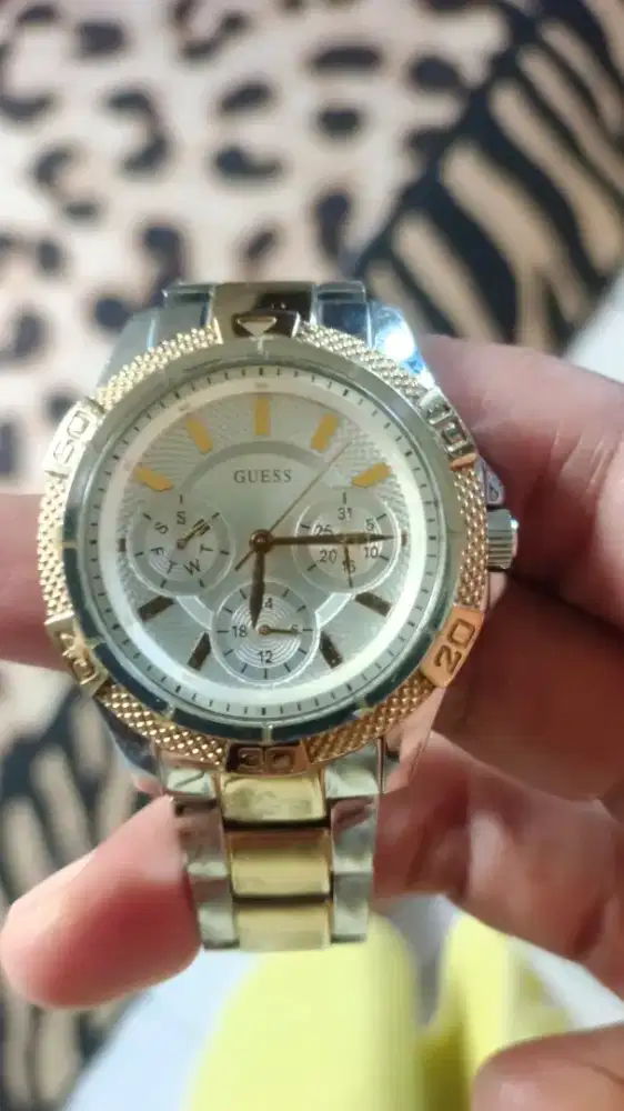 Jam tangan wanita Guess