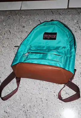 Tas mini jansport muat banyam