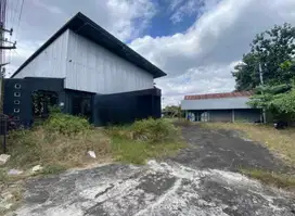 Disewakan Bangunan + lahan luas di jakal
