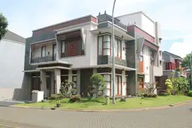 Rumah Cantik Dan Mewah di Delatinos Bsd Depan Taman