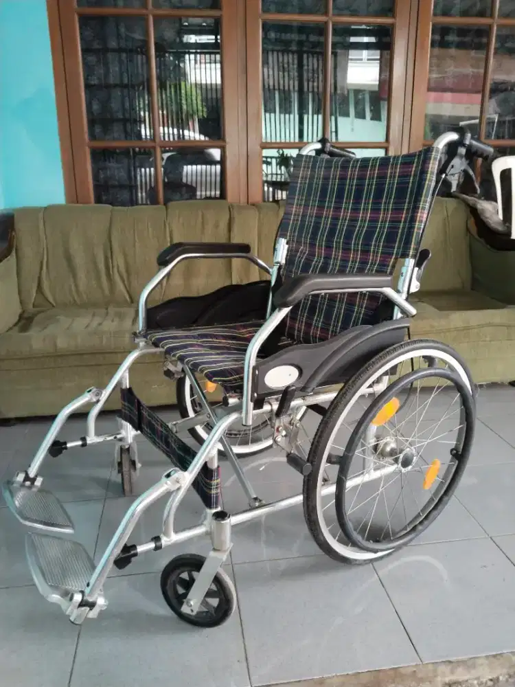 Dijual kursi roda travelling bahan aluminium alloy ringan kokoh