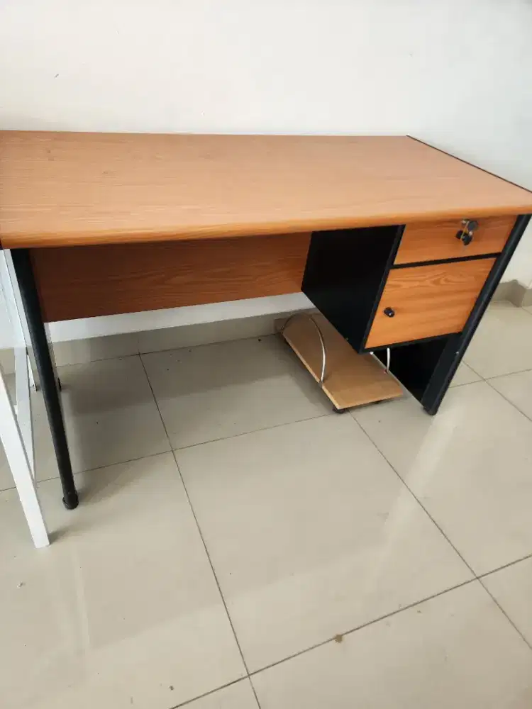 Meja kantor untuk staff